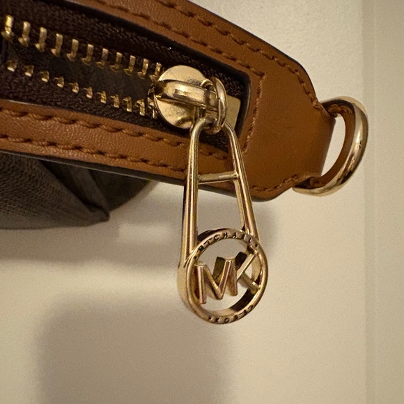 MICHAEL KORS Slater Medium Signature Logo Sling Pack - Picture 4 of 9